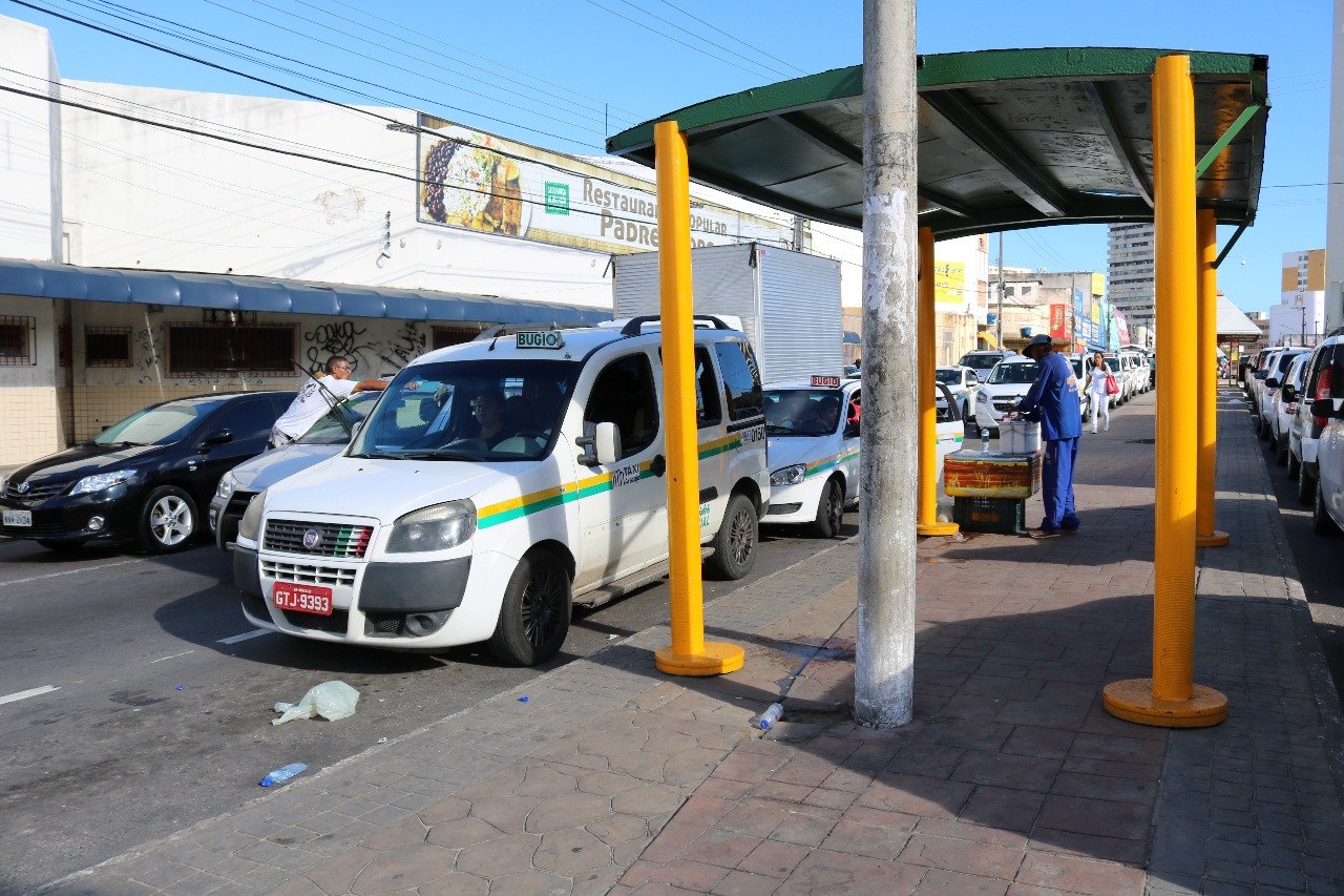 Prefeitura está reformando ponto de táxi-lotação no Centro - SMTT Aracaju